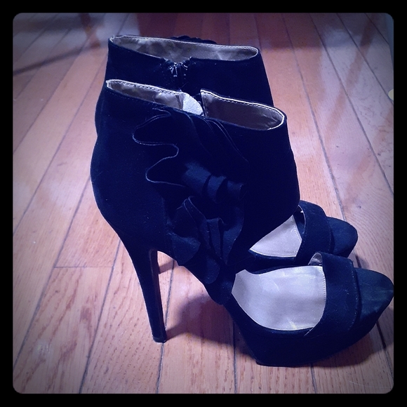 High Heels - Picture 1 of 2